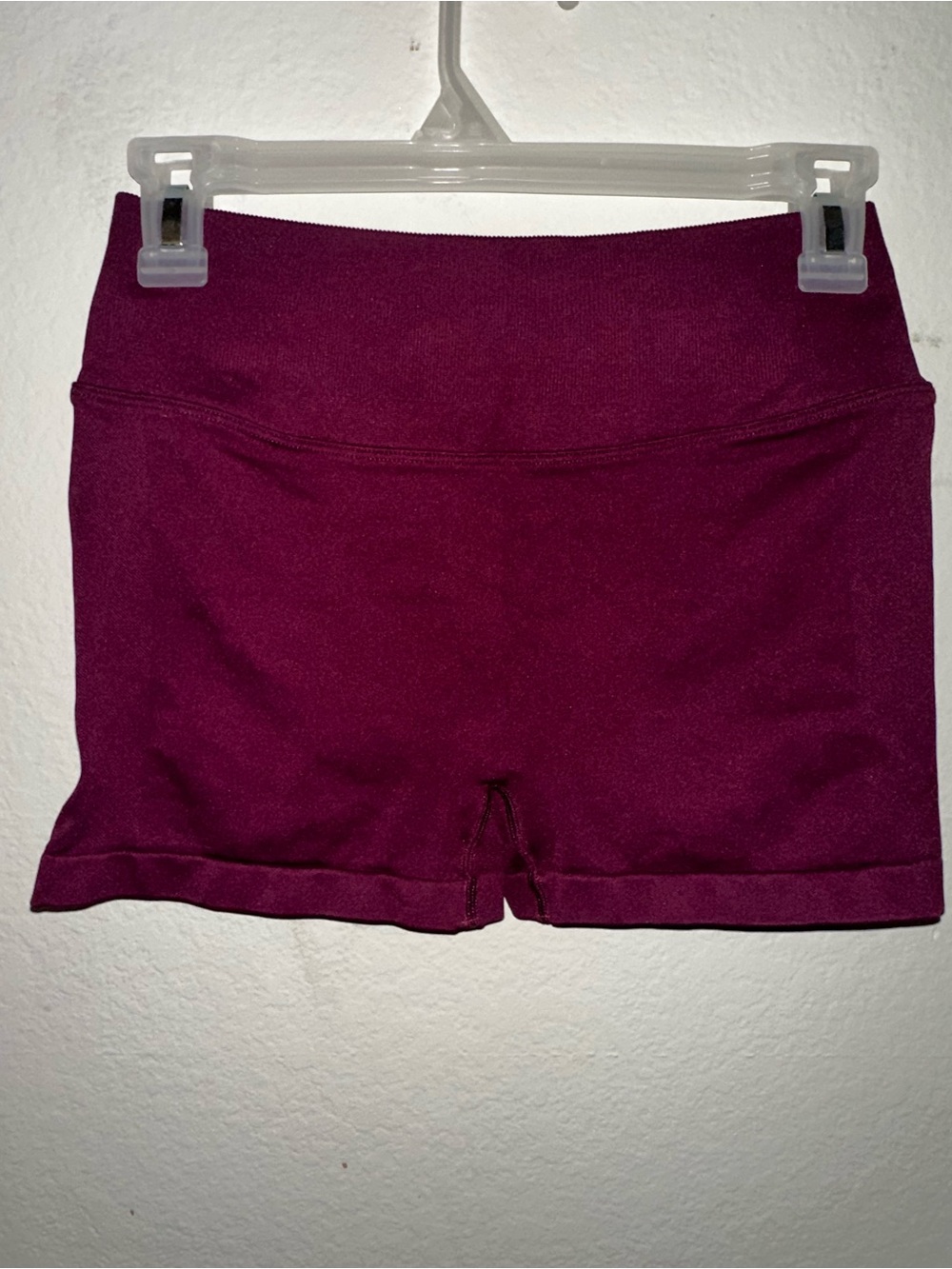 Active shorts beautiful color burgundy maroon butt scrunch no size tag, best sma